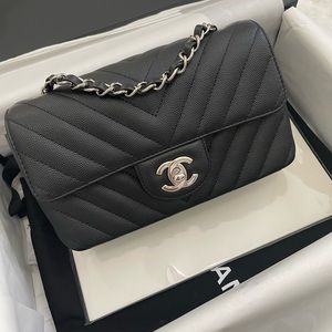 🦄Unicorn Alert: 18C Black Chevron caviar mini with SHW🦄